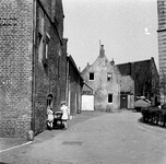 843212 Gezicht op de rechtergevel van het pand Dorpsstraat 47 (links) en de voorgevels van de huizen Torenstraat ...
